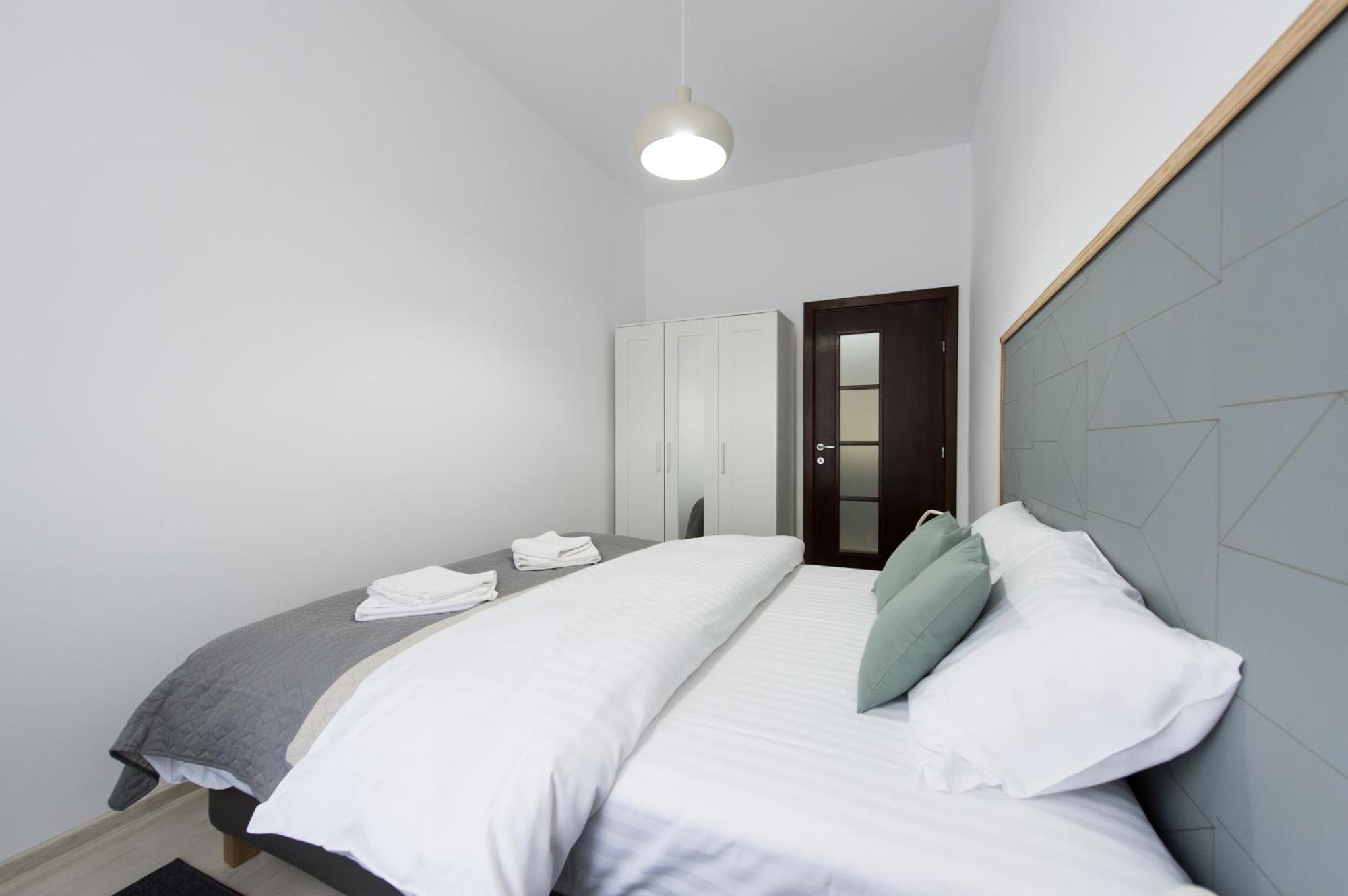 Gorgeous Brasov Flat With Patio And Mountain Views Apartment Exterior photo