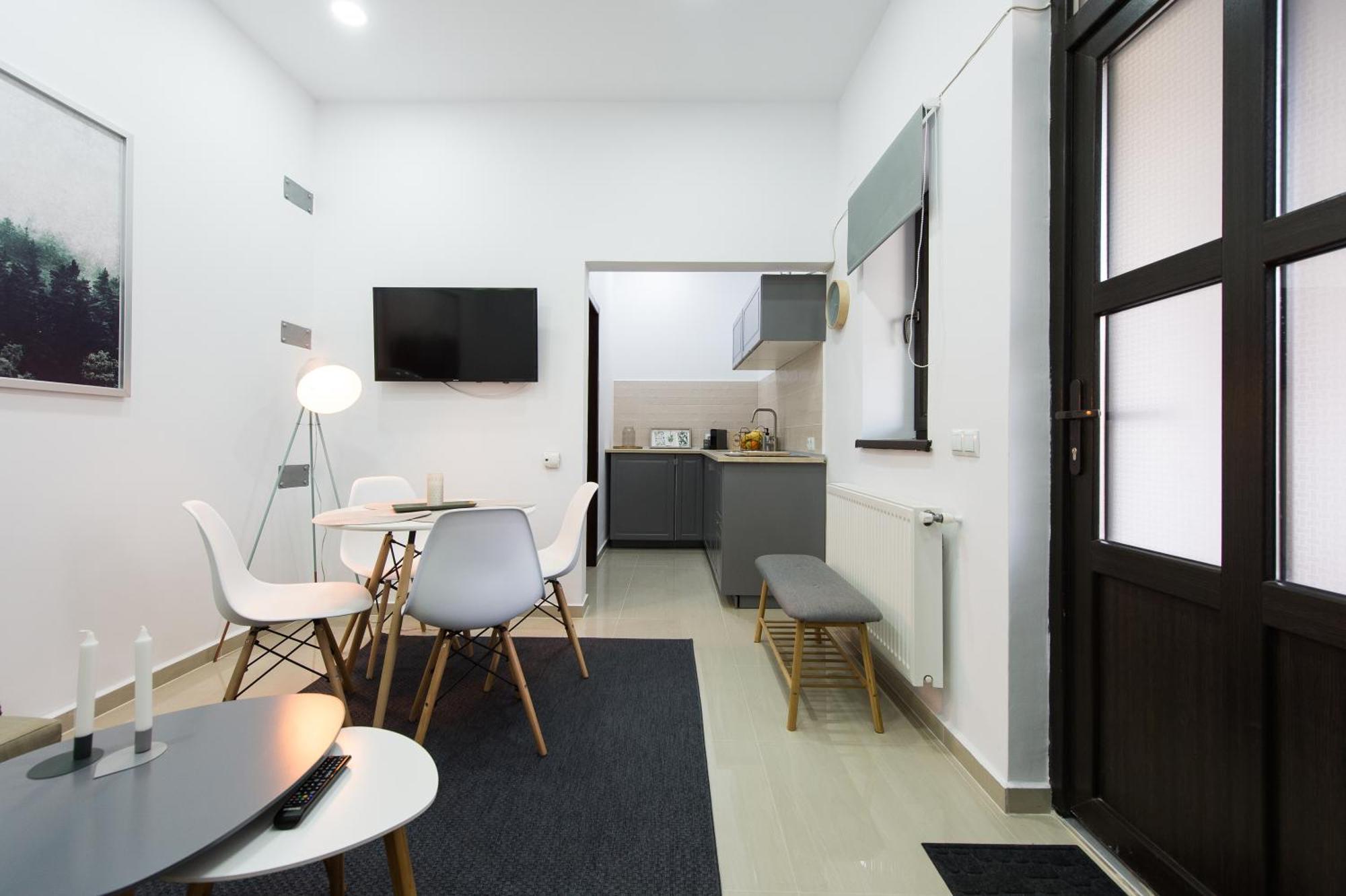 Gorgeous Brasov Flat With Patio And Mountain Views Apartment Exterior photo