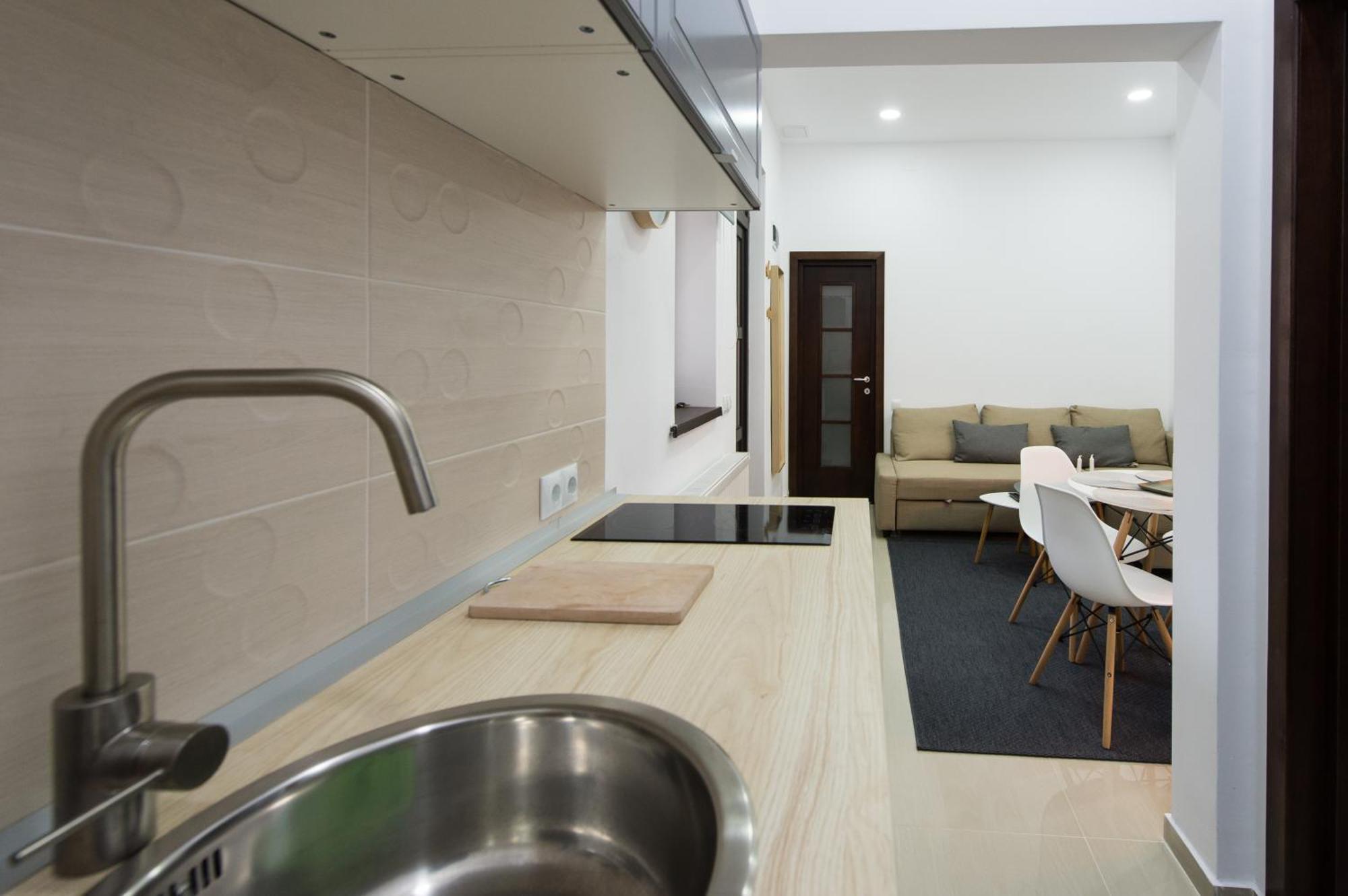 Gorgeous Brasov Flat With Patio And Mountain Views Apartment Exterior photo